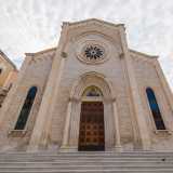 Qui, all�incrocio con via Martiri d�Otranto, si erge la struttura, che si presenta al visitatore con la graziosa facciata neoromanica della sua chiesa costruita nel 1935 su progetto dell�architetto Alberto Casale de Bustis y Figoroa